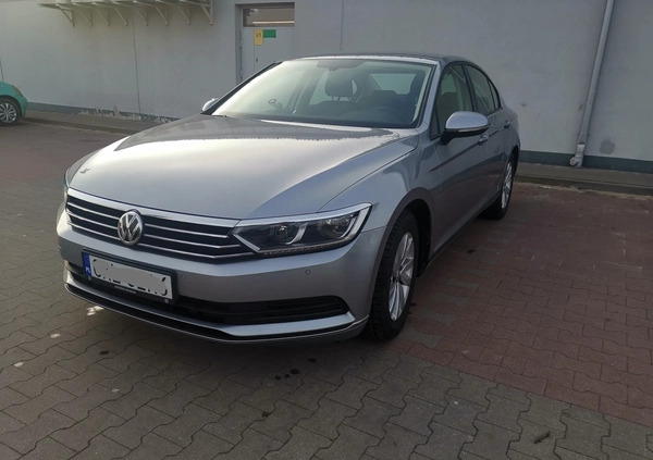 Volkswagen Passat cena 63999 przebieg: 79750, rok produkcji 2017 z Warszawa małe 121